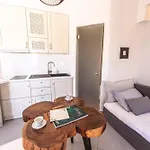 Fresh Renovated Maisonette Close To The Appartamento