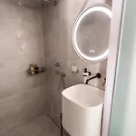 Fresh Renovated Maisonette Close To The Appartamento