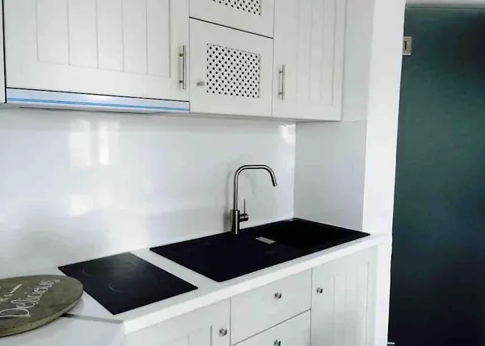 Fresh Renovated Maisonette Close To The *