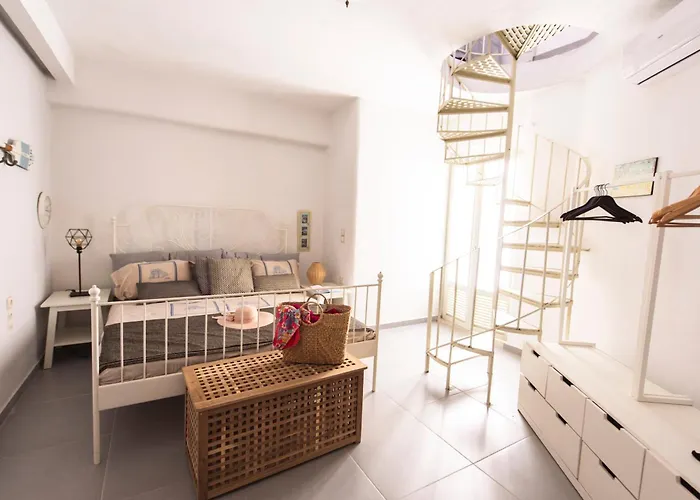 Fresh Renovated Maisonette Close To The