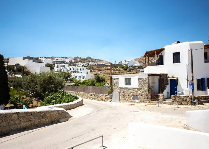 Fresh Renovated Maisonette Close To The