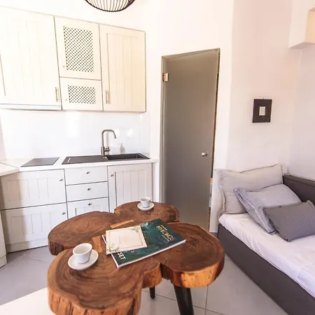 Fresh Renovated Maisonette Close To The Appartamento