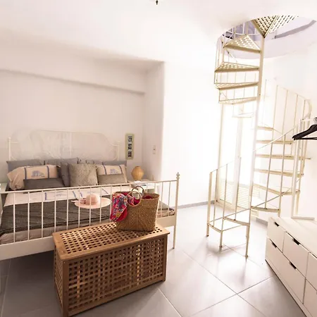 Fresh Renovated Maisonette Close To The