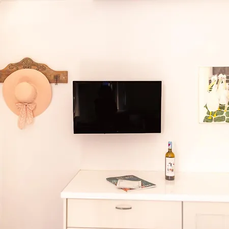 Fresh Renovated Maisonette Close To The * Platys Gialos (Mykonos)