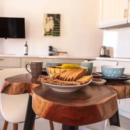 Fresh Renovated Maisonette Close To The *