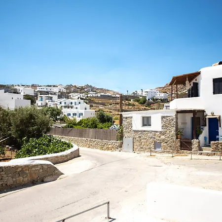 Fresh Renovated Maisonette Close To The