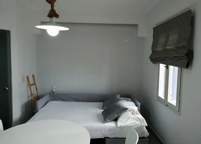 Fresh Renovated Maisonette Close To The