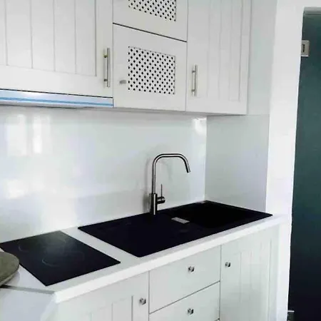 Fresh Renovated Maisonette Close To The *