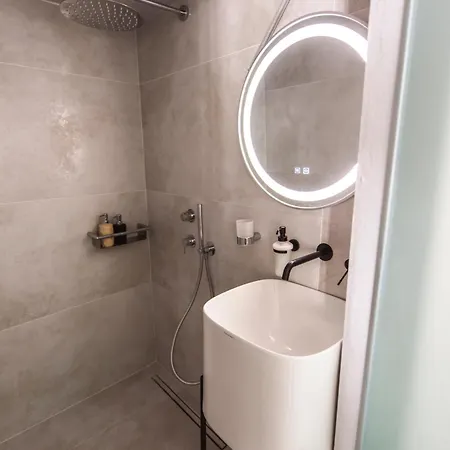 Fresh Renovated Maisonette Close To The 公寓