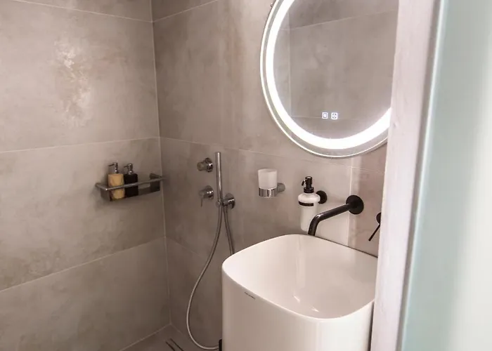 Fresh Renovated Maisonette Close To The Lejlighed