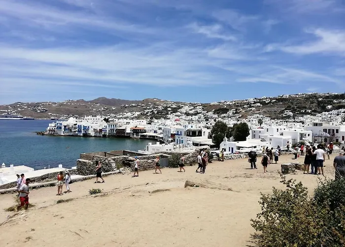 Fresh Renovated Maisonette Close To The